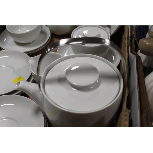 74 - A TRAY OF ROSENTHAL STUDIO LINE TEAWARE TO INCLUDE A TEAPOT