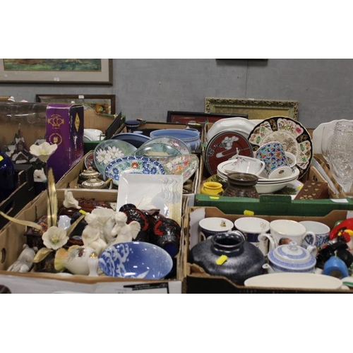 83 - FOUR TRAYS OF ASSORTED CERAMICS AND COLLECTABLES TO INCLUDE ORIENTAL ITEMS, CARVED WOODEN LIDDED BOX... 