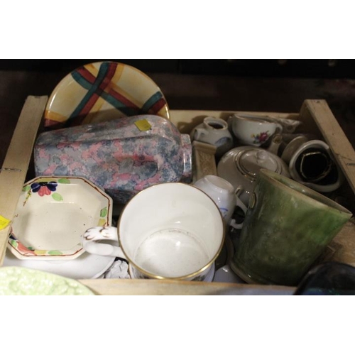 86 - TWO SMALL TRAYS OF ASSORTED CERAMICS AND GLASSWARE TO INCLUDE STUDIO GLASS, CARLTONWARE, COALPORT ET... 