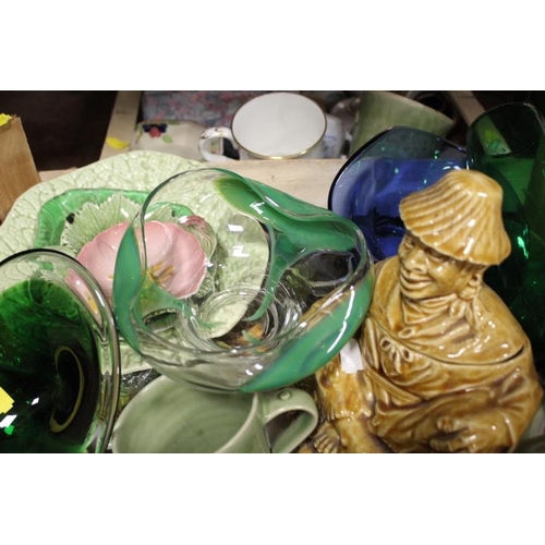 86 - TWO SMALL TRAYS OF ASSORTED CERAMICS AND GLASSWARE TO INCLUDE STUDIO GLASS, CARLTONWARE, COALPORT ET... 