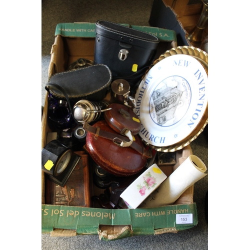 153 - A TRAY OF ASSORTED COLLECTABLES TO INC BINOCULARS, TWO VINTAGE LEATHER CASED TAPE MEASURES ETC