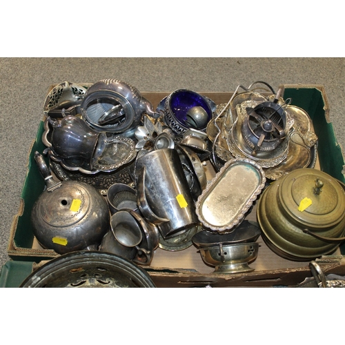 170 - TWO TRAYS OF ASSORTED METALWARE TO INCLUDE A VINTAGE LEVEL, ETC