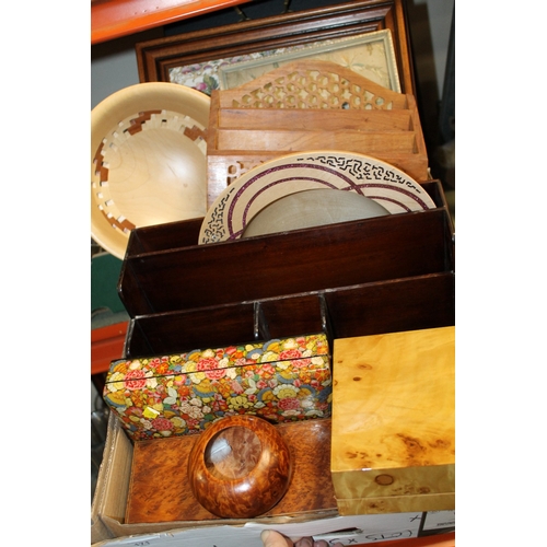 171 - A TRAY OF ASSORTED TREEN ITEMS TO INCLUDE WOODEN BOXES, BOWLS, LETTER RACK ETC