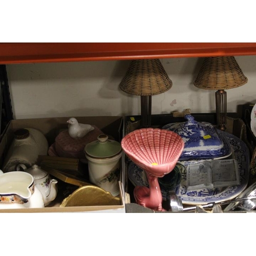 121 - TWO TRAYS OF ASSORTED CERAMICS TO INCLUDE A LARGE BLUE AND WHITE PLATTER