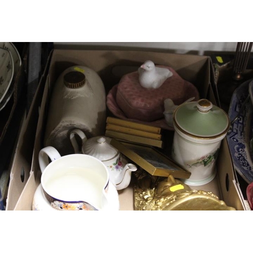 121 - TWO TRAYS OF ASSORTED CERAMICS TO INCLUDE A LARGE BLUE AND WHITE PLATTER