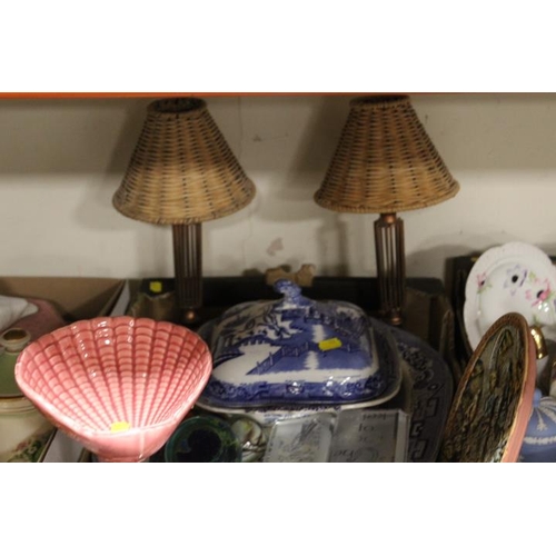 121 - TWO TRAYS OF ASSORTED CERAMICS TO INCLUDE A LARGE BLUE AND WHITE PLATTER