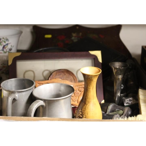 127 - A SMALL TRAY OF ASSORTED COLLECTABLES TO INCLUDE TANKARDS ETC