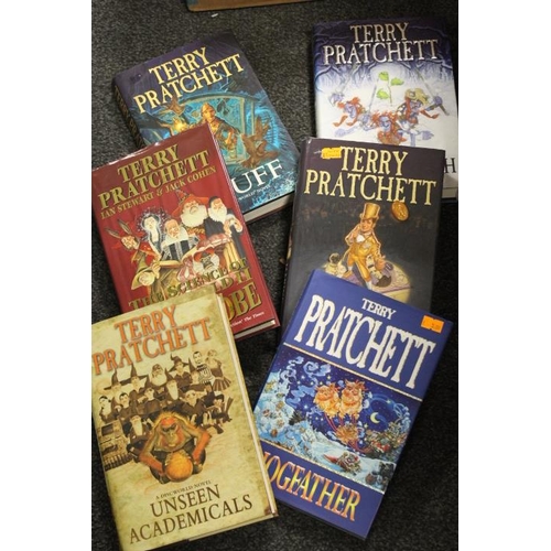 185 - A BOX OF TERRY PRATCHETT HARD BACK BOOKS / NOVELS