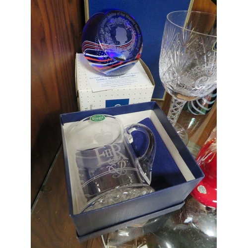 202 - A SELECTION OF STUDIO AND COLLECTORS GLASS WARE, TO INCLUDE A LIMITED EDITION CAITHNESS PAPERWEIGHT