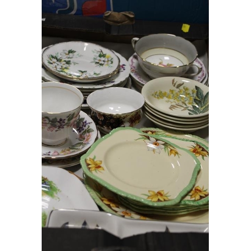 40 - TWO TRAYS OF ASSORTED CERAMICS TO INCLUDE ROYAL DOULTON BOWLS