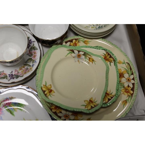 40 - TWO TRAYS OF ASSORTED CERAMICS TO INCLUDE ROYAL DOULTON BOWLS