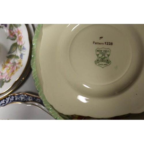 40 - TWO TRAYS OF ASSORTED CERAMICS TO INCLUDE ROYAL DOULTON BOWLS