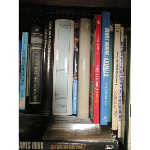 58 - A TRAY OF MODERN AND VINTAGE BOOKS TO INCLUDE A SELECTION OF FOLIO SOCIETY EXAMPLES