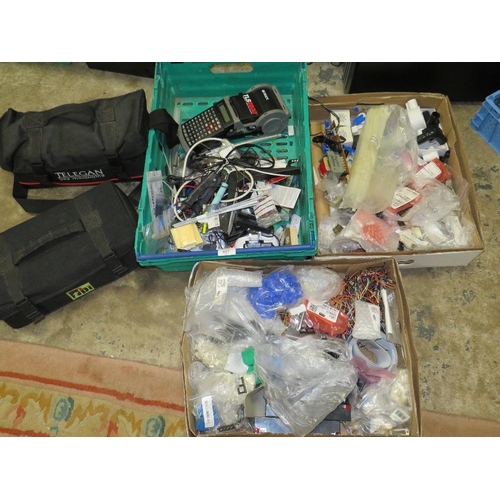 607 - THREE TRAYS OF VARIOUS ELECTRICAL FITTINGS, CONNECTORS, TOOLS, TWO GAS TESTERS AND A BRADY THERMAL L... 