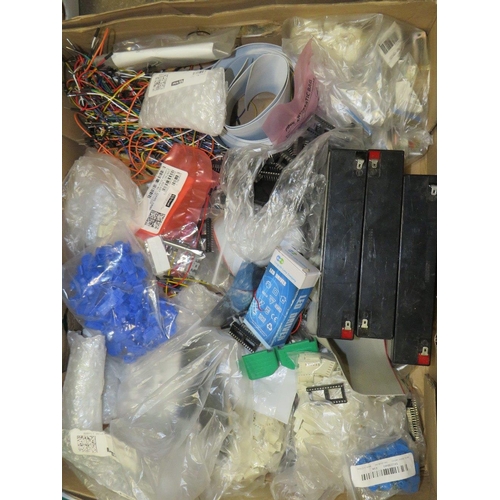 607 - THREE TRAYS OF VARIOUS ELECTRICAL FITTINGS, CONNECTORS, TOOLS, TWO GAS TESTERS AND A BRADY THERMAL L... 