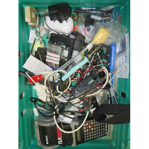 607 - THREE TRAYS OF VARIOUS ELECTRICAL FITTINGS, CONNECTORS, TOOLS, TWO GAS TESTERS AND A BRADY THERMAL L... 