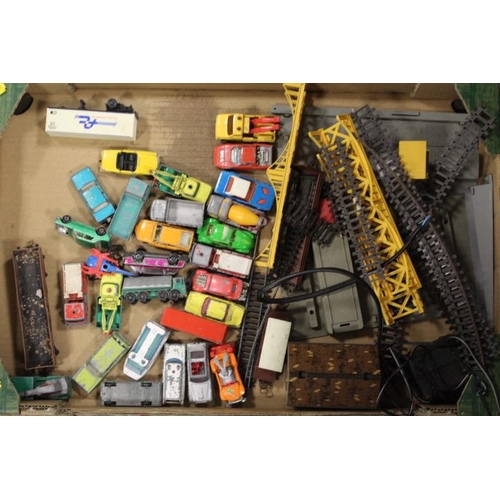 84 - A TRAY OF ASSORTED DIECAST VEHICLES, RAILWAY ACCESSORIES ETC TOGETHER WITH TRAY OF ASSORTED METALWAR... 