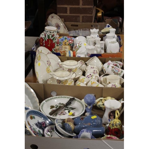 86 - FOUR TRAYS OF ASSORTED CERAMICS AND GLASSWARE TO INCLUDE AN UNUSUAL ART DECO WADE HEATH COMMEMORATIV... 