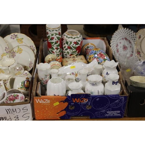 86 - FOUR TRAYS OF ASSORTED CERAMICS AND GLASSWARE TO INCLUDE AN UNUSUAL ART DECO WADE HEATH COMMEMORATIV... 