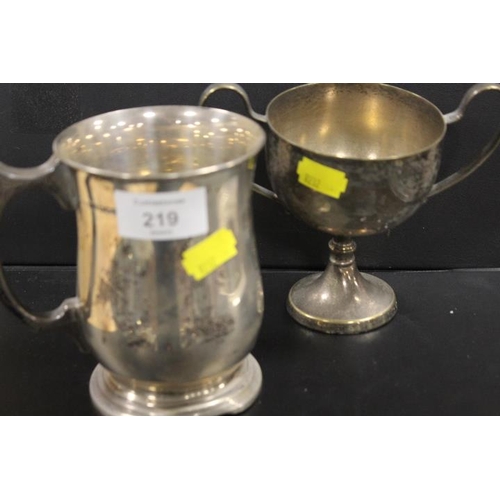 219 - A HALLMARKED SILVER TANKARD - APPROX WEIGHT 317 G TOGETHER WITH A SILVER PLATED TWIN HANDLED TROPHY ... 