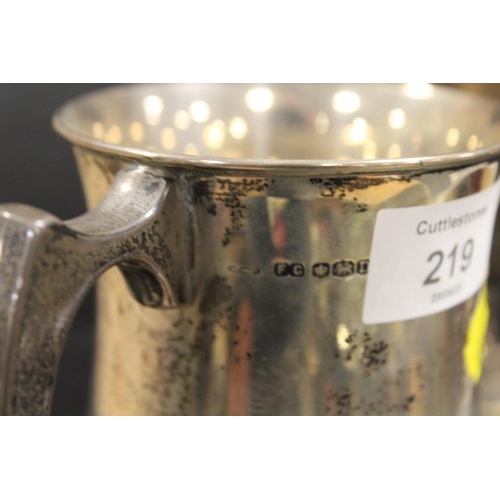 219 - A HALLMARKED SILVER TANKARD - APPROX WEIGHT 317 G TOGETHER WITH A SILVER PLATED TWIN HANDLED TROPHY ... 