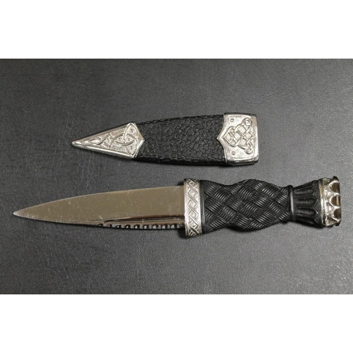 220 - A MODERN SGIAN DUBH