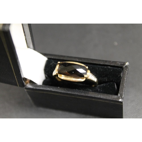 239 - A 9CT GOLD SMOKEY QUARTZ DRESS RING - APPROX WEIGHT 2.7 G