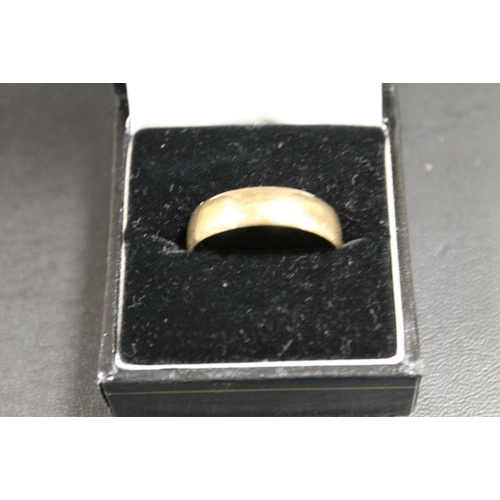 240 - A 9CT GOLD BAND - APPROX WEIGHT 4.5 G