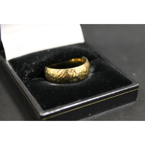 242 - AN 18CT GOLD TEXTURED BAND - APPROX WEIGHT 2.8 G