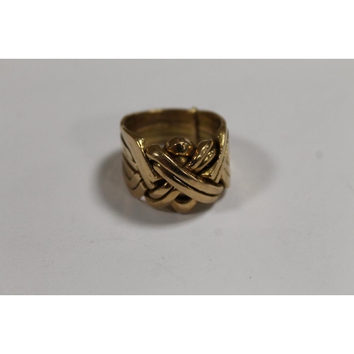 259 - A GENTLEMAN'S YELLOW METAL PUZZLE RING