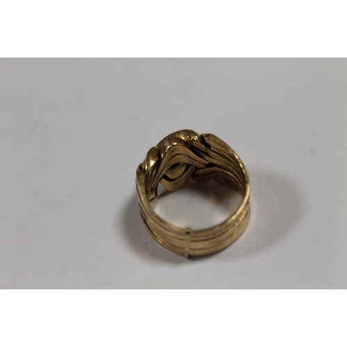 259 - A GENTLEMAN'S YELLOW METAL PUZZLE RING