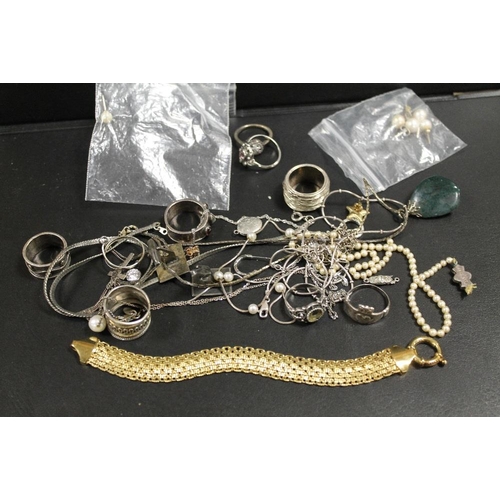 268 - A COLLECTION OF ASSORTED SILVER AND COSTUME JEWELLERY ITEMS, TO INCLUDE A SELECTION OF RINGS AND AN ... 