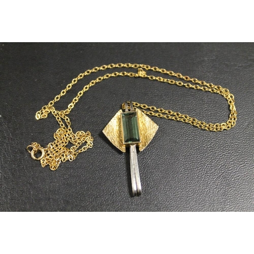 270 - A DESIGNER HALLMARKED 9CT GOLD GEMSET PENDANT SET WITH ALEXANDRITE TYPE STONE ON A 9CT CHAIN - APPRO... 