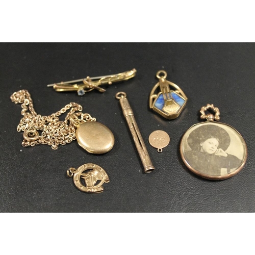 271 - A SELECTION OF GOLD AND GOLD PLATED JEWELLERY TO INCLUDE A 9CT BAR BROOCH AND A 9CT CHARM