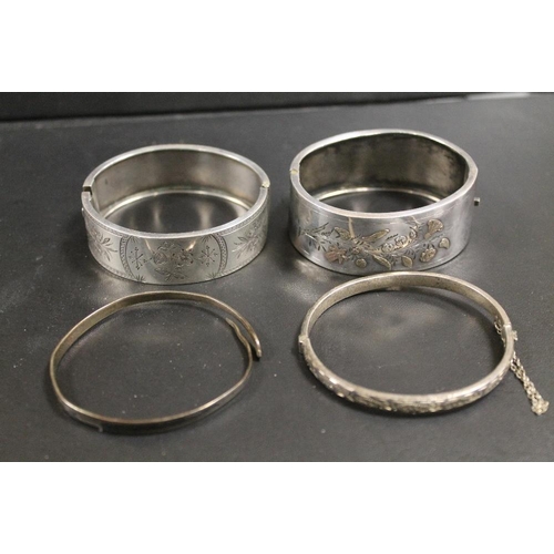 278 - A FINE HALLMARKED SILVER HINGED BANGLE, TOGETHER WITH TWO LARGER UNMARKED WHITE METAL HINGED BANGLES... 