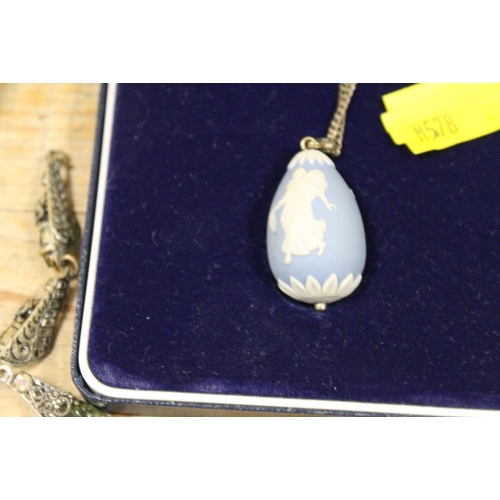 285 - A QUANTITY OF VINTAGE COSTUME JEWELLERY TO INCLUDE A WEDGWOOD BLUE JASPERWARE DANCING HOURS TEARDROP... 