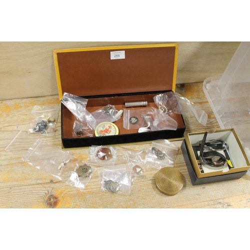 286 - A SMALL BOX OF COLLECTABLE ITEMS TO INCLUDE MILITARY BADGES, POCKET KNIFE, WATCHES, AGATE BROOCH ETC