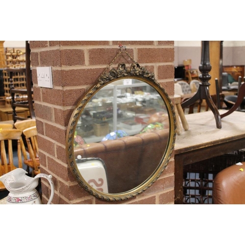 32 - A VINTAGE CIRCULAR GILT FRAMED MIRROR