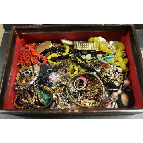 332 - QUANTITY OF ANTIQUE AND VINTAGE COSTUME JEWELLERY