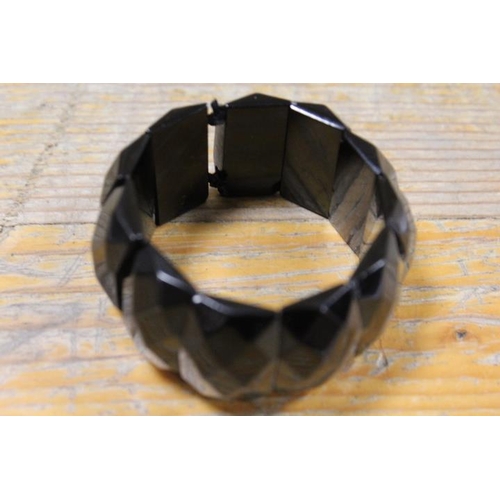 337 - VICTORIAN WHITBY JET BRACELET