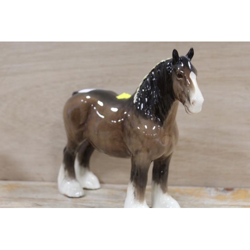 392 - A BESWICK SHIRE MARE HORSE FIGURE TOGETHER WITH A MATT FINISH RACEHORSE (2)