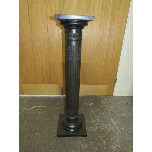 701 - A REEDED DISPLAY PLINTH / COLUMN H-103 CM