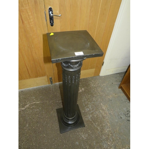 701 - A REEDED DISPLAY PLINTH / COLUMN H-103 CM