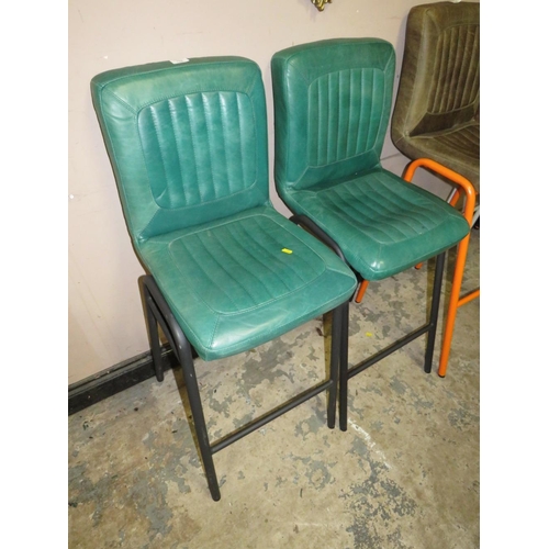 704 - A PAIR OF MODERN TEAL LEATHER BAR STOOLS