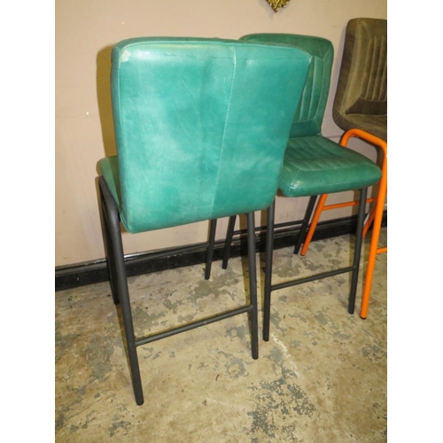 704 - A PAIR OF MODERN TEAL LEATHER BAR STOOLS