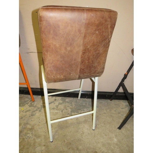 706 - A MODERN LEATHER BAR STOOL