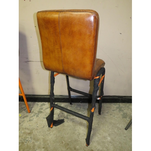 707 - A MODERN LEATHER BAR STOOL