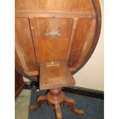 711 - A VICTORIAN MAHOGANY TILT TOP TABLE