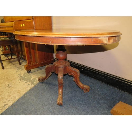 711 - A VICTORIAN MAHOGANY TILT TOP TABLE