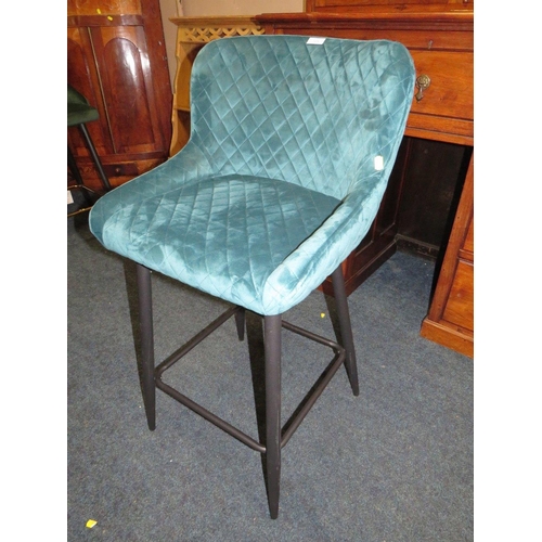 725 - A MODERN UPHOLSTERED BAR / KITCHEN STOOL